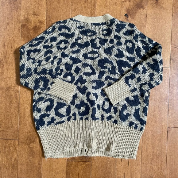 Wildfox Cheetah Print Button Down V Neck Cardigan in Size Small 🐆 - Picture 2 of 3
